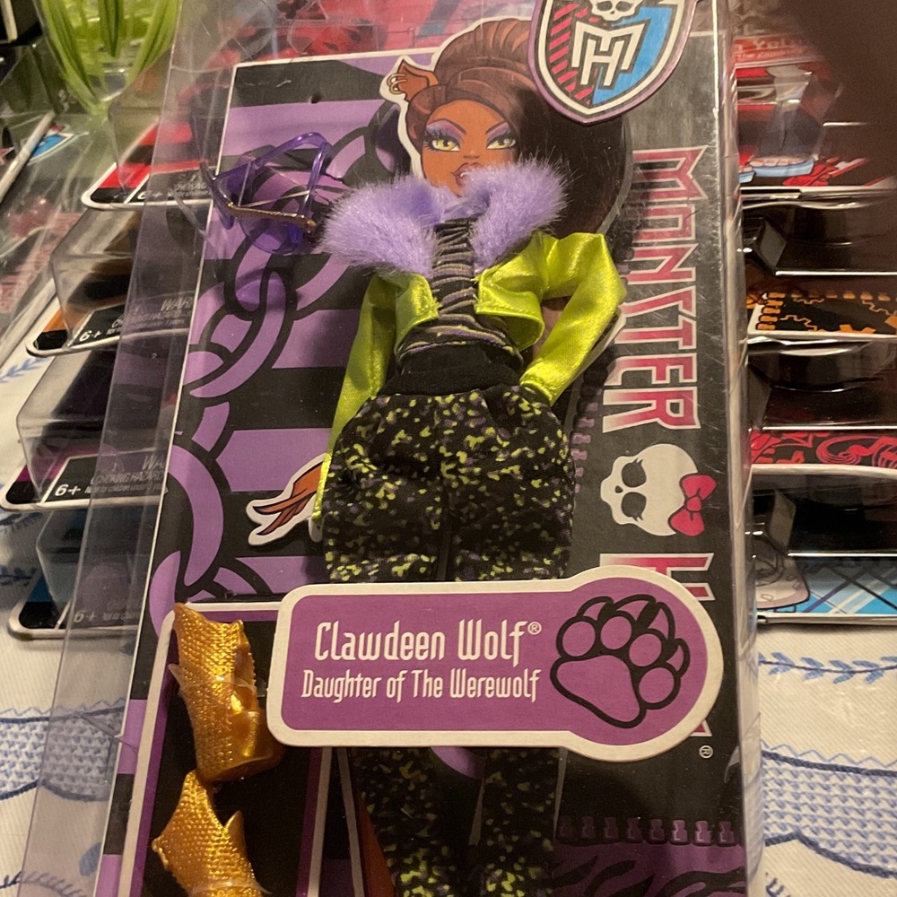 Monster High Clawdeen Wolf Fashion Set - Green, Black, Gold